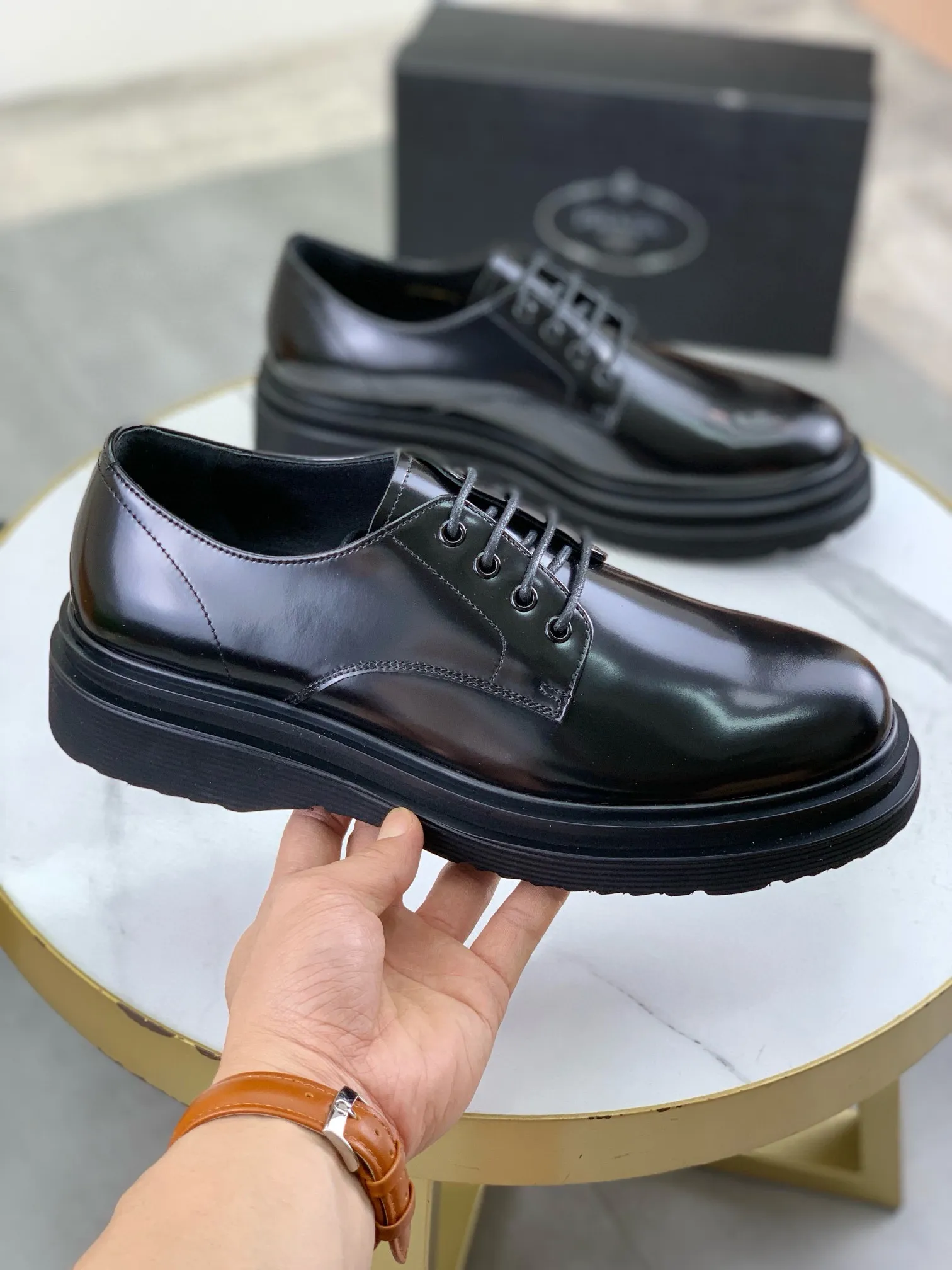 Factory price P880 💰Original quality, top version🔱 ＰＲＡＤＡPrada. Men's business casual leather shoes, top quality products. 1:1 shipment⬆️Luxurious and noble👞All imported original brand fabrics, just to create a more comfortable wearing experience. Upper: Original comfortable open edge bead-rubbed calf leather➕Top imported water-dyed full cow lining, original lightweight and comfortable TPU foam combination bottom✔️Code number: 39-44 (38.45 can be customized)